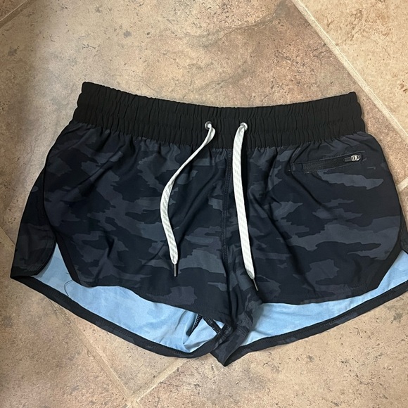 💫Vuori Women’s Clementine Shorts 2.0, Small, Black Camo, Gently Worn! - Picture 4 of 12